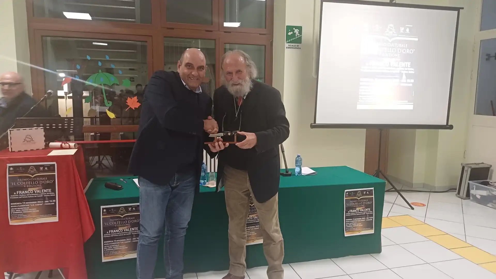 Il Coltello d’oro 2023 nelle mani di Franco Valente.